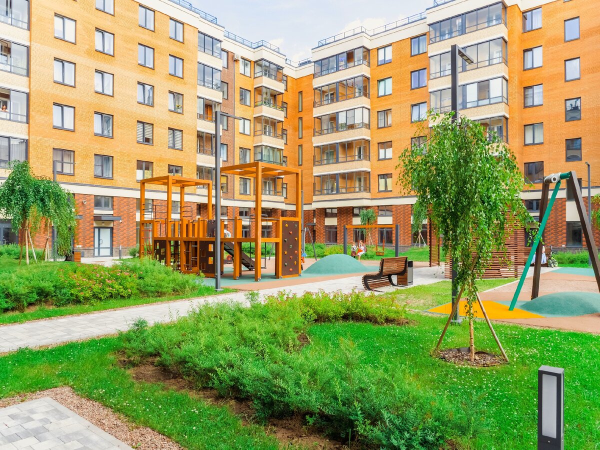 Жк джойс. ЖК Нью Питер. Двор New Piter. Двор жилого комплекса. Жилой комплекс дворик Москва.