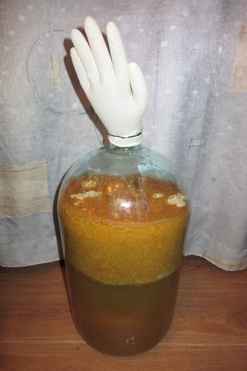 Белые пятна - это дрожжи не размешались)