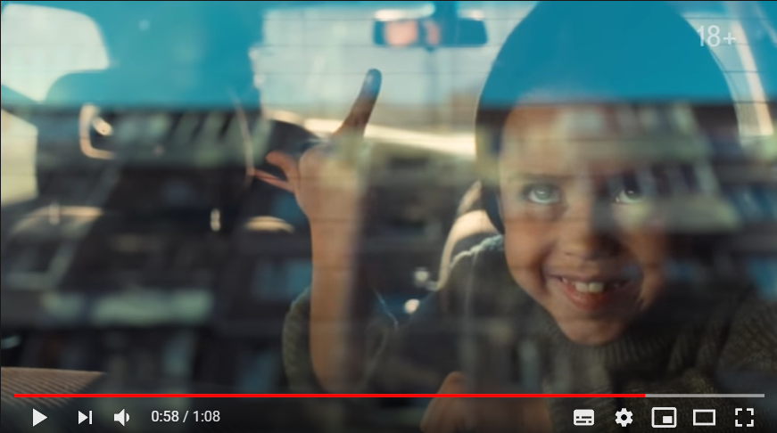 Творческий приём, адресат посыла в известном направлении отражен в стекле авто. Глаза девочки устремлены вверх. Но перед экраном лицо зрителя - жест обращен и к нему тоже. Ах, как неприятно, особенно в сочетании с комментарием авторов "Ну и живите в своих хрущевках", к сожалению не доступных зрителю. Подсознание считало этот месседж и без комментариев, и уже негодует.