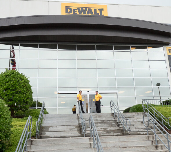 На проходной нас встречают сотрудники DeWalt NC, USA