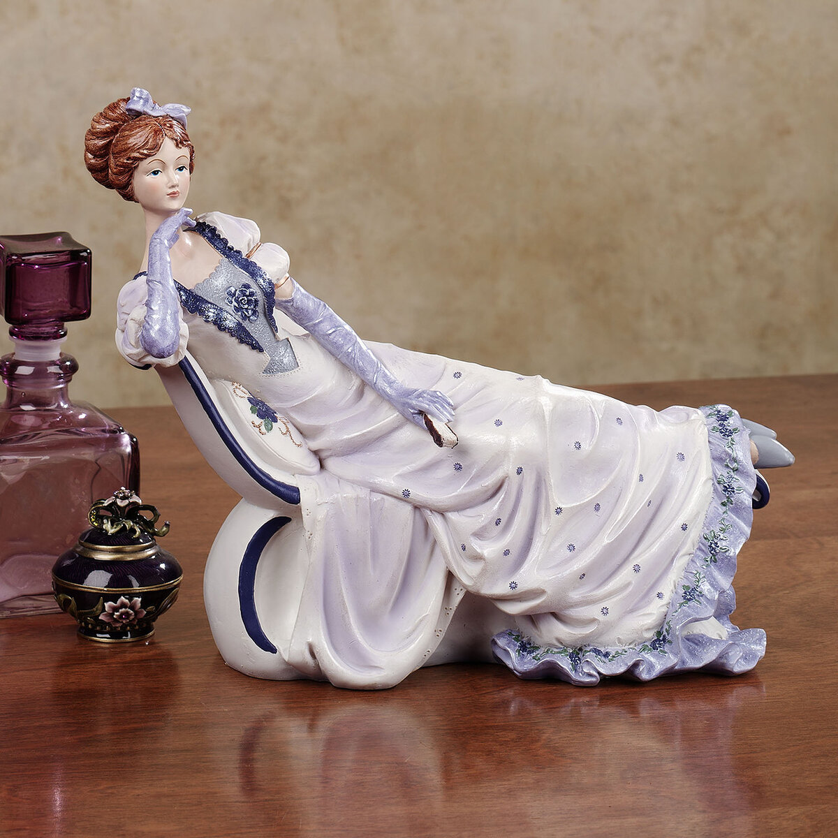 Коллекционная статуэтка из фарфора