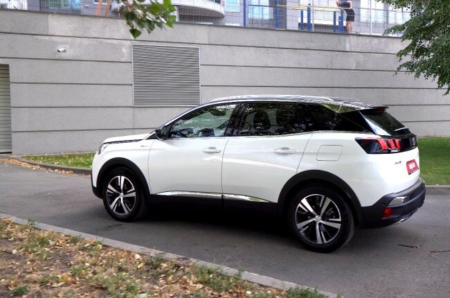 Peugeot 3008 Hybrid4 вид сбоку