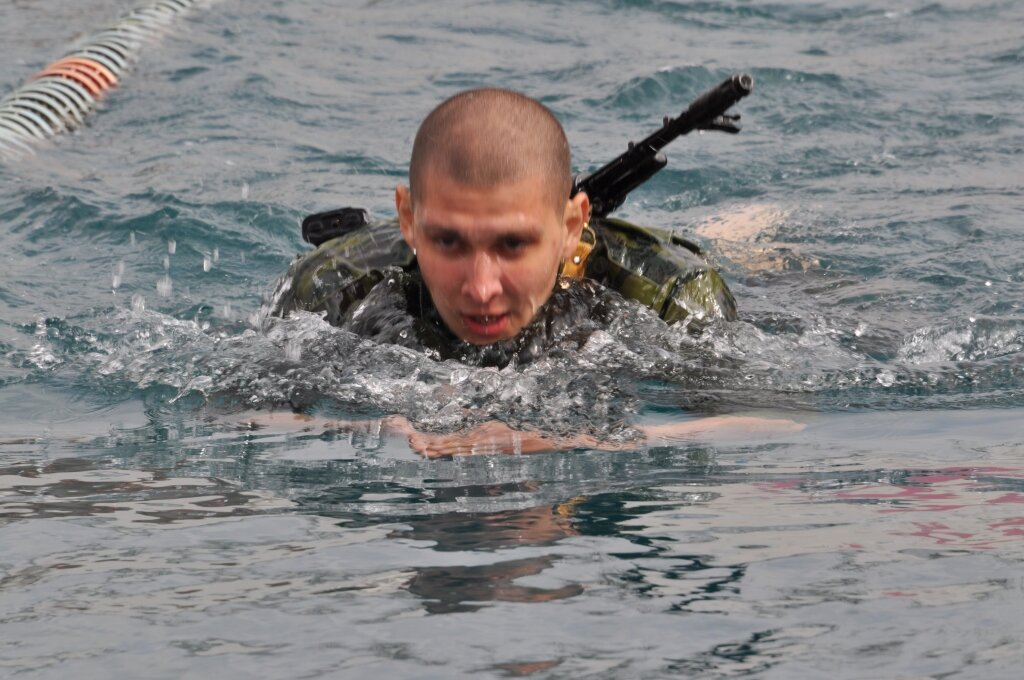 Как в армии проходят соревнования по плаванию.