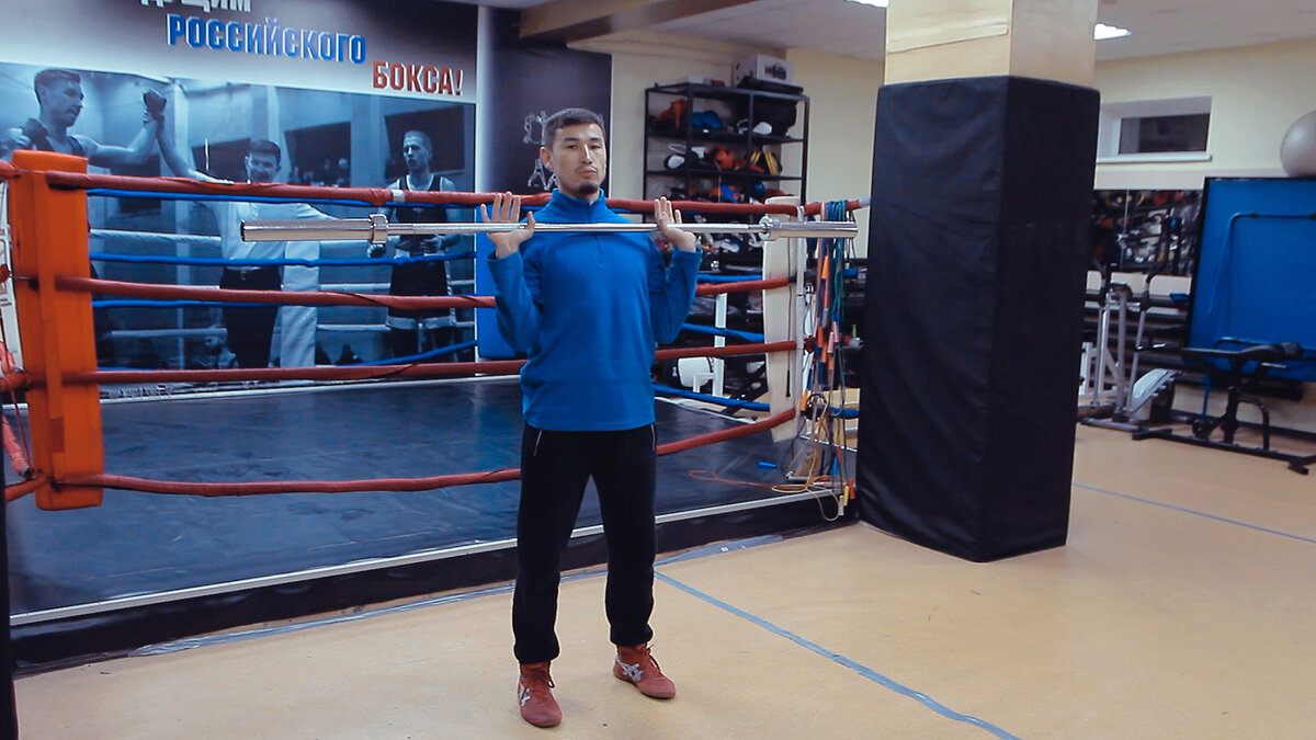 Челлендж. Выбрасывание грифа перед собой, под углом в 45 градусов.