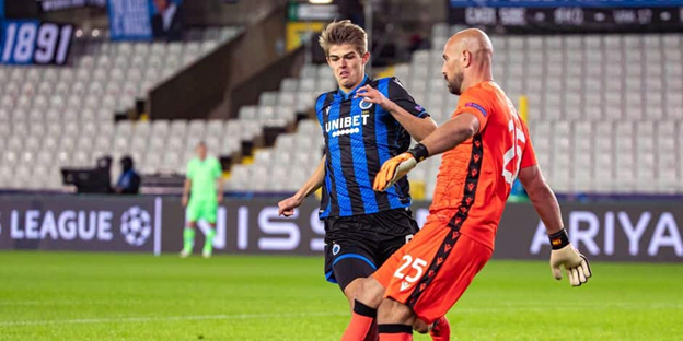 Атакующий полузащитник «Брюгге» Де Кетелаер, прессингует Пепе Рейну.