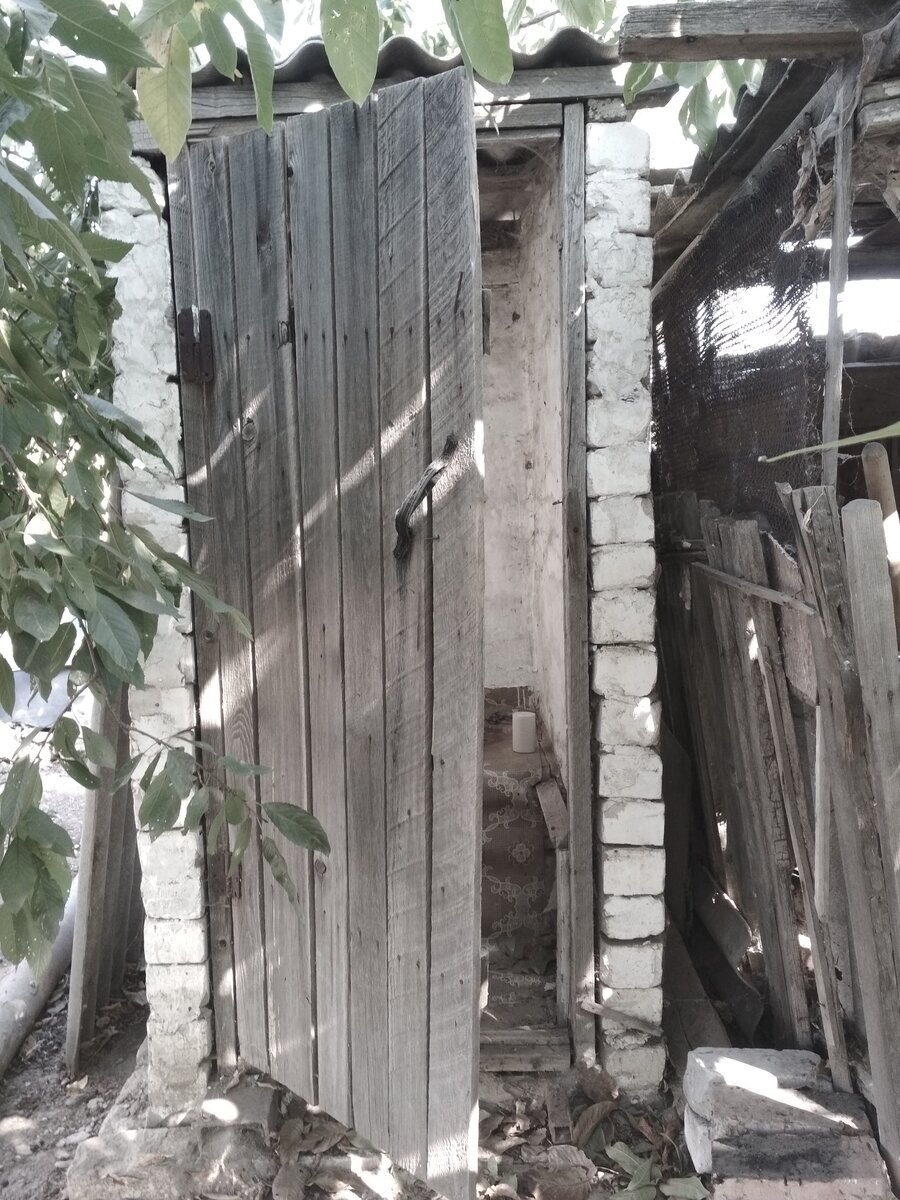 Деревенский туалет.