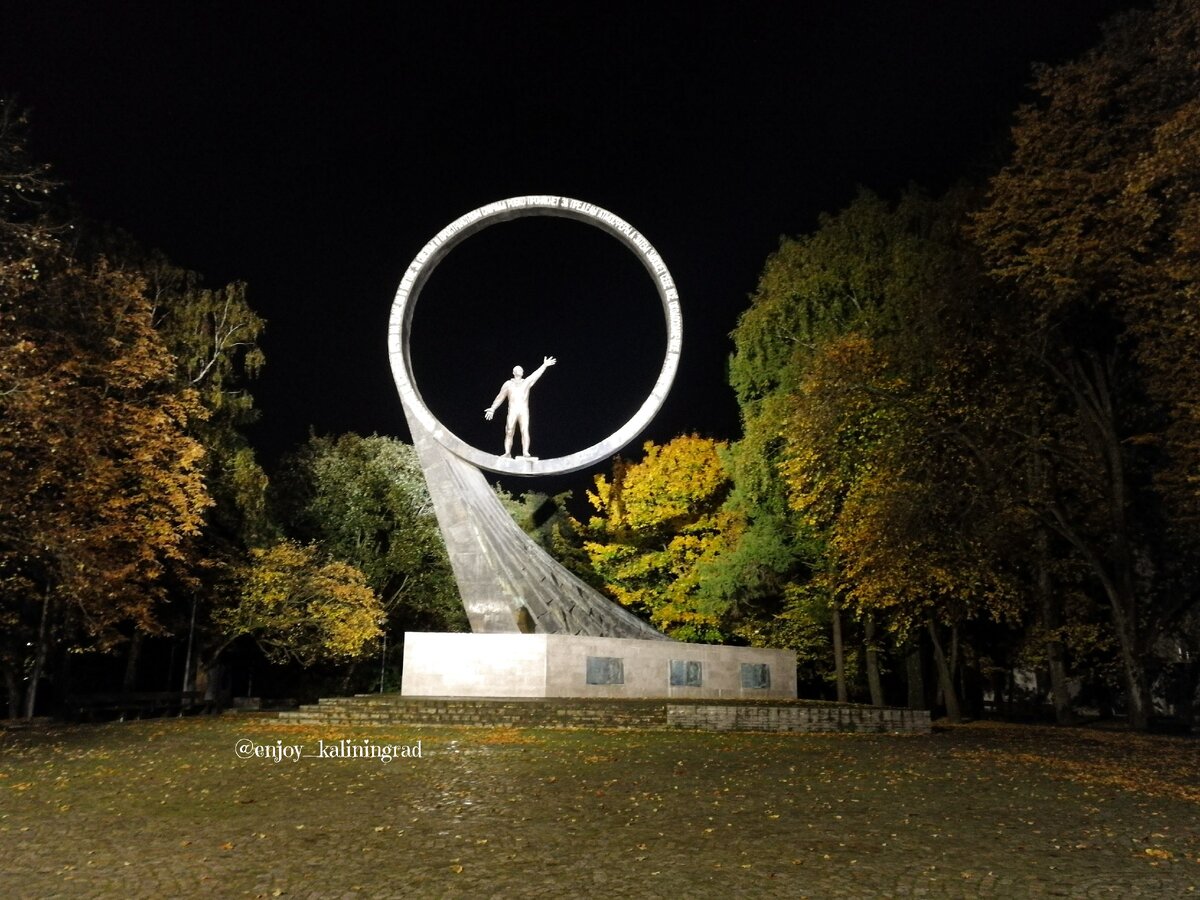 Местные часто называют монумент "девятка". Несложно догадаться почему