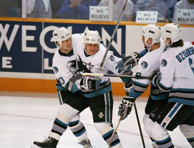 Впрочем, чуть раньше, в "Сан-Хосе Шаркс" Ларионов точно так же ставил игру своей тройке Гарпенлёв-Ларионов-Макаров, с примкнувшим к ним Озолиньшем. Тогда "ларионовский хоккей" был еще больше похож на "тихоновский"... и "быковский". Фото: seattletimes.com