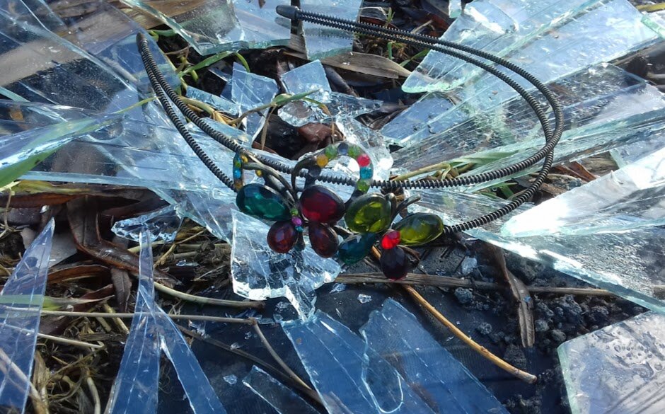 Осколки всё той же витрины и ободок с яркими бабочками, как символ прошлой и настоящей жизни. Красивое и мудрое можно найти во всём, если приложить к этому усилия. Я не стала рубить по родственным связям, считаю это верным решением. Так как жён и мужей может быть множество. Сестру брату заменить не сможет никто. 