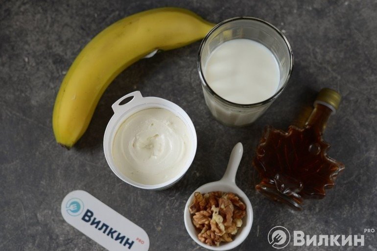 Шаг 1 из 5
Подготовьте все необходимые продукты по списку. Многие диетологи утверждают, что при покупке бананов следует обращать внимание на производителя, оказывается, что африканские более вкусные и полезные, чем латиноамериканские. Кроме того, длина плодов должна быть около 20 сантиметров или меньше. Если же они длиннее, это чаще всего кормовые сорта.Орехи перед приготовлением коктейля можно пару-тройку минут подсушить на сковороде. Они станут вкуснее и ароматнее, плюс активируются полезные масла, в них содержащиеся.Молоко, конечно же, нужно использовать с максимальным процентом жирности, у нас это 3,2%. Если же есть возможность приобрести данный продукт от домашней коровы — будет совсем замечательно.