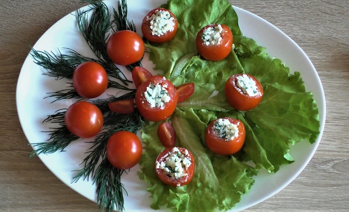 Салат с рукколой, помидорами черри и кедровыми орешками