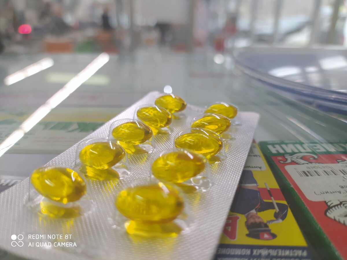 Антиоксиданты – это специфическая группа химических веществ, которые обладают одним замечательным свойством: они способны связывать упомянутые свободные радикалы, а значит, замедлять окислительные процессы. Следовательно, человек реже болеет и медленнее стареет. Это особенно актуально сейчас, когда эти окислительные процессы бешено ускоряются сумасшедшим темпом нашей жизни, постоянными стрессами, социальными проблемами и плохой экологией.  
Какие бывают антиоксиданты?  

Антиоксиданты бывают природные и синтетические. Природные содержатся в овощах, фруктах, ягодах, орехах, травах и других продуктах питания. Синтетические – в лекарственных препаратах и БАДах (хотя БАДы тоже бывают натуральными, нужно просто в этом разбираться), а также в пищевых добавках Е (нумерация от 300 до 399), которые добавляются в продукты для того, чтобы они могли дольше храниться.

Сразу заметим, что синтетические антиоксиданты нужны лишь для того, чтобы замедлять процессы окисления в продуктах, и не полезны для здоровья человека (за исключением тех, что содержатся в выверенных дозах в лекарственных препаратах и применяются в ограниченных случаях по рекомендации врача). Впрочем, происходит это лишь с теми, кто постоянно питается полуфабрикатами, консервами и прочим продуктовым ширпотребом из магазина. Но это уже вопрос культуры питания – она или есть, или ее нет. 

Виды антиоксидантов

На сегодняшний день учёным известно порядка 3 000 антиоксидантов. И их число растёт с каждым днём, но все они неизменно попадают в три группы:

Витамины, что бывают жиро- и водорастворимыми. Первые, как и следует из названия, участвуют в липидных процессах и защищают жировые ткани, а вторые – заботятся о сосудах, мышцах и связках. Витамины А и Е, а также бета-кератин – это природные и самые мощные антиоксиданты среди жирорастворимых, а витамин С и витамины группы В – среди водорастворимых.