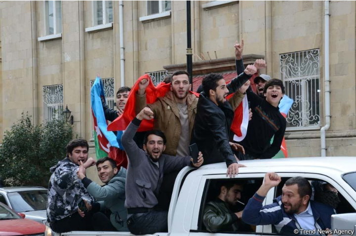 Азербайджанцы отмечают победу. Источник: aqreqator.az 