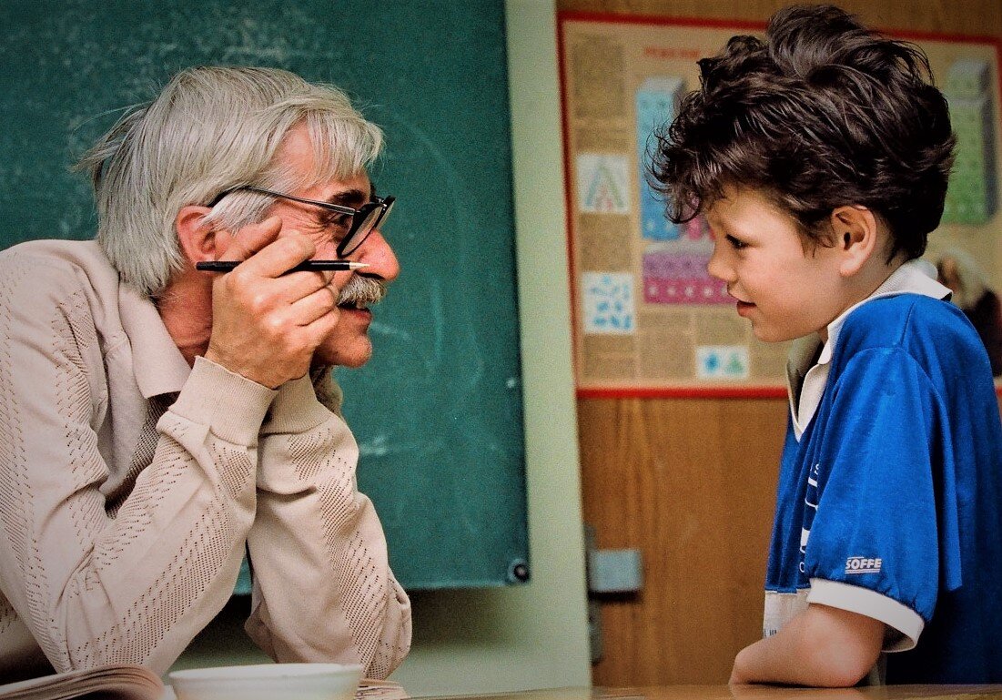 В школе полным-полно пожилых учителей, которые увольняются, чтобы не заболеть