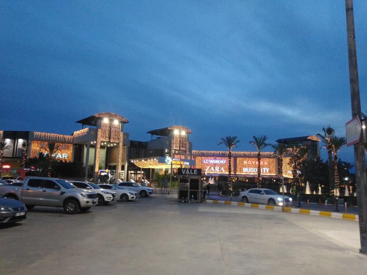 Колоритный вечерний вид на торговый центр