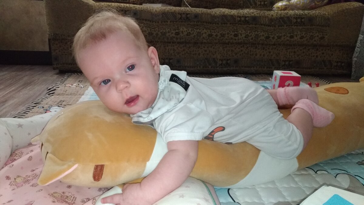 В белом, щекастый - значит, мальчик!