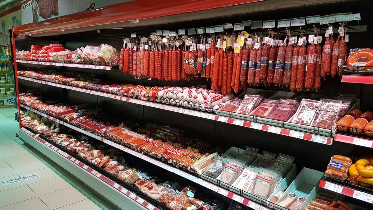 Колбаса на витринах магазина. Источник фото — сайт:https://clck.ru/S7n9b