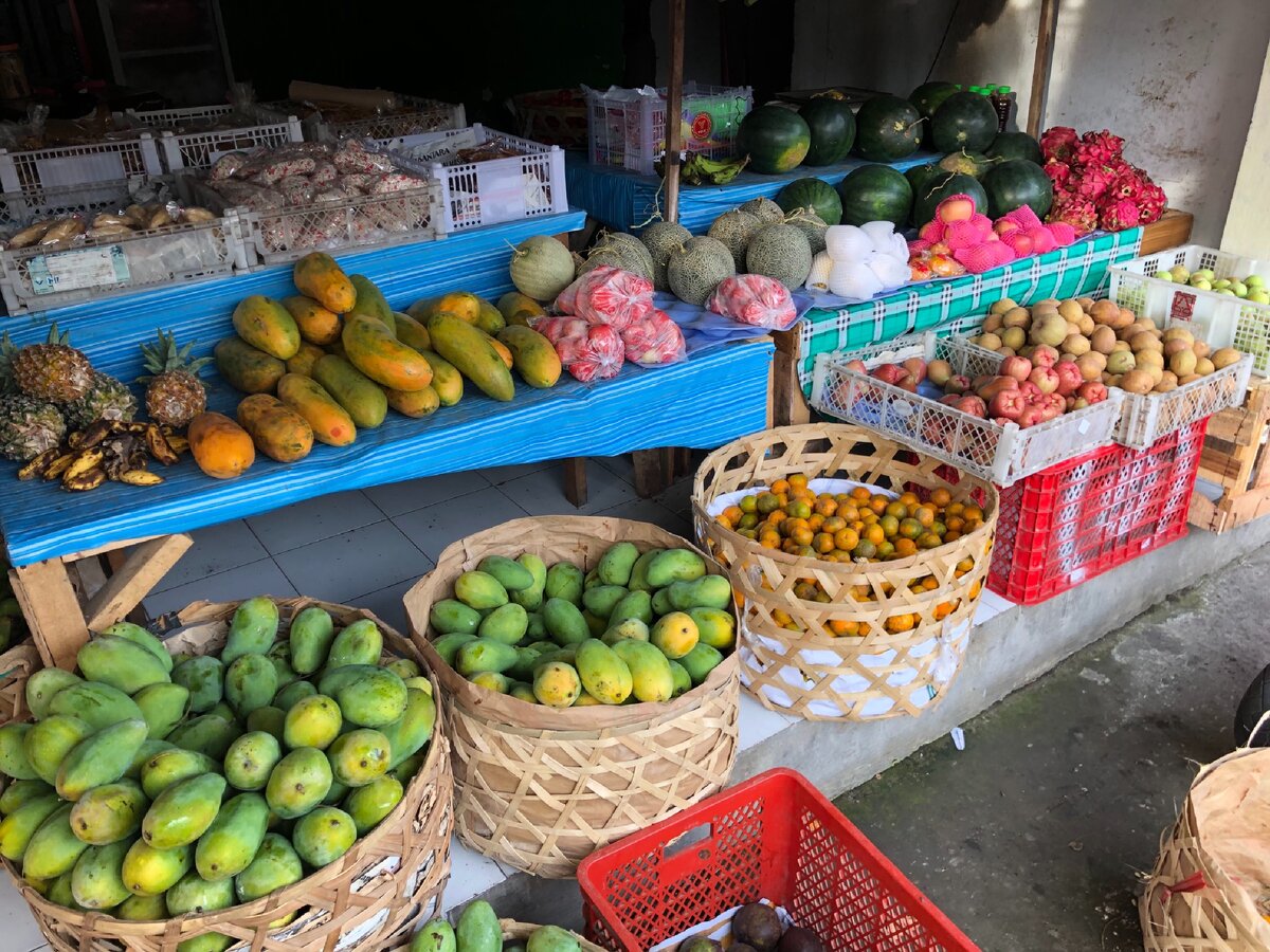 Фруктовая лавочка возле нашего дома