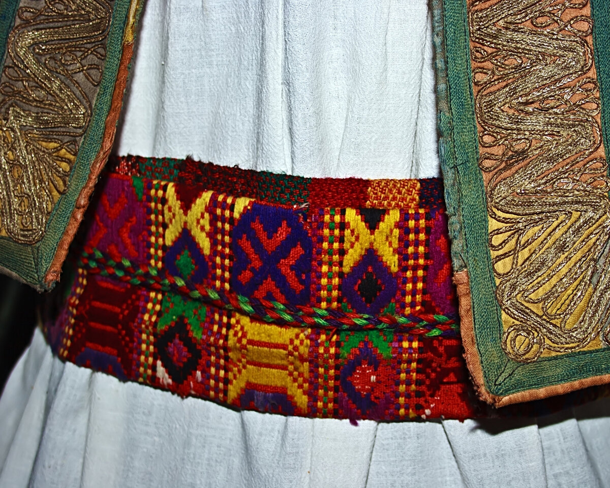 Элемент Румынского национального костюма - пояс, в котором сочетаются руны Ингуз и Гебо