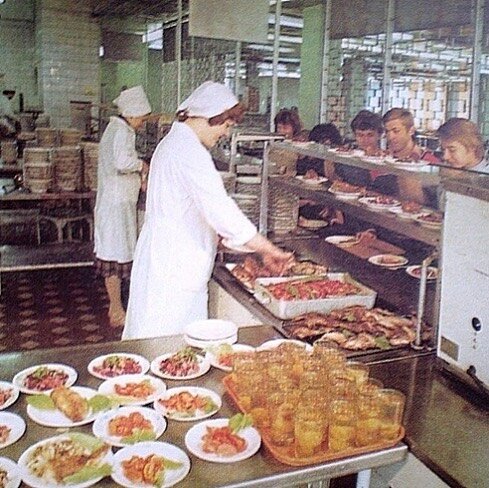 В середине 70-х проводили эксперимент. В заводской столовой убрали кассиршу, и поставили поднос для денег.
⠀
Каждый, кто приходил питаться, брал, что ему надо, а деньги клал на поднос. Если нужно, с подноса брал сдачу. Никто ничего не записывал.
⠀
Целый месяц шел эксперимент. Все грустнее с каждым днем становились экспериментаторы, потому что выручка день ото дня все уменьшалась и уменьшалась, подрывая веру экспериментаторов в честность советских людей. Не сворачивали эксперимент, только из-за того, что по плану он должен был длится 30 дней.
⠀
Неожиданно, в конце одного рабочего дня на подносе появилась сумма, которая превысила не только дневную выручку, но и весь долг, который накопился за месяц.
⠀
Экспериментаторы не могли поверить своим глазам! Стали разбираться, оказалось, что это был день зарплаты на заводе. Получив её люди вернули все, что были должны с лихвой.
⠀
Вот такая история про наших советских людей. Что скажете? Реальная история или выдумка? 