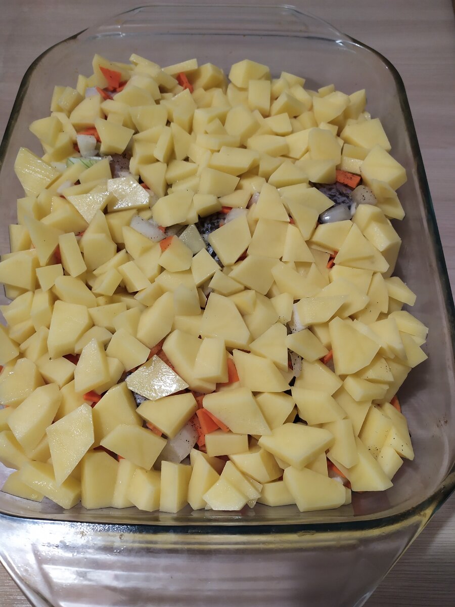 Щука, запеченная с картошкой и помидорами