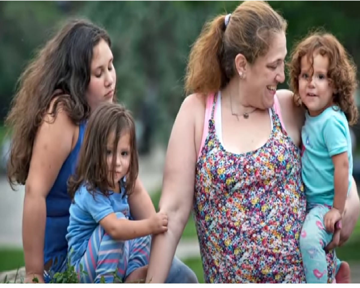   Сара Робинсон со своими детьми 