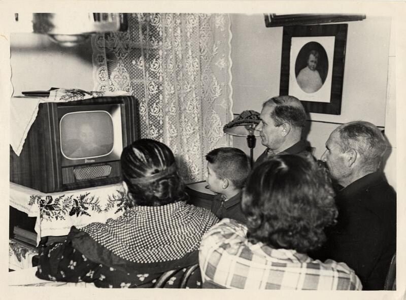 Б.Ершов «У телевизора», 1961. История России в фотографиях