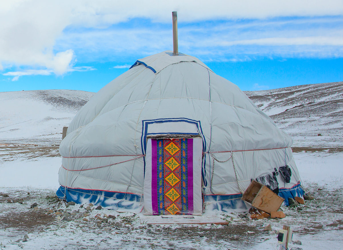 Традиционное жилище народов севера. Якуты жилище юрта. Юрта Хубсугул. Юрта монголо татар. Зимняя юрта якутов.