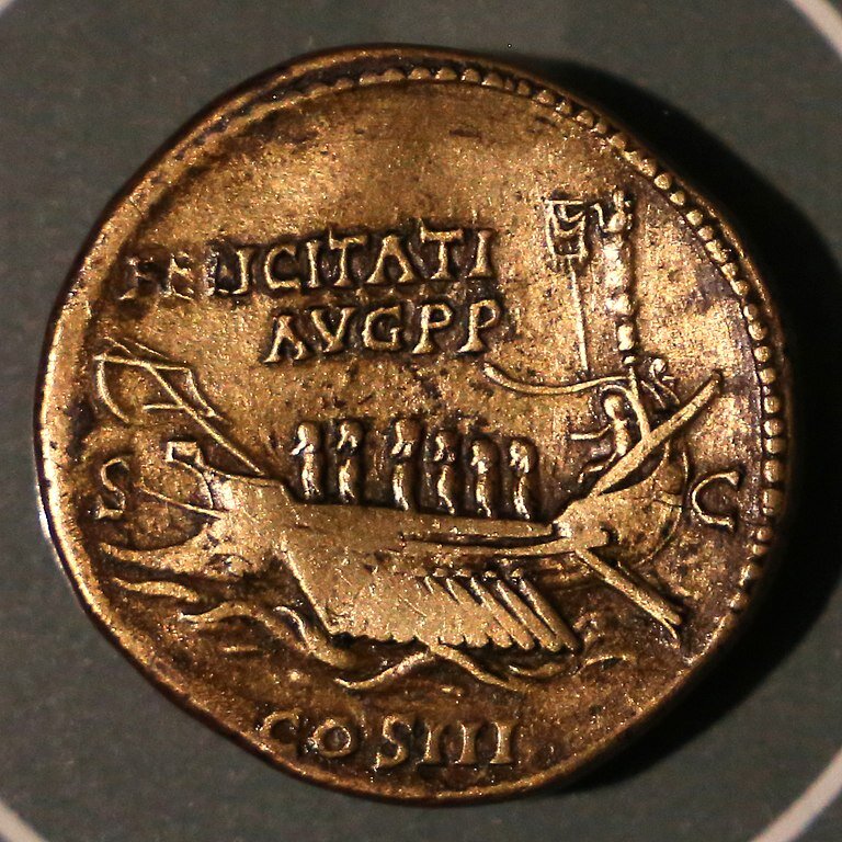 Бронзовый сестерций императора Адриана.  Парусная галера. II век нашей эры. Корабли на древнеримских монетах часто чеканили как символ торговли или военной мощи. Источник: Sailko, CC BY 3.0 <https://creativecommons.org/licenses/by/3.0>, via Wikimedia Commons