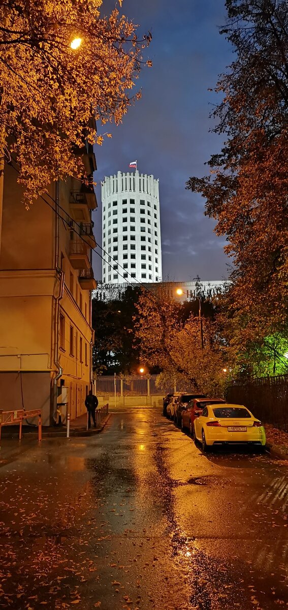 Да, да, да, именно, именно за все нужно сказать спасибо. Слава богу, пообедал, слава богу, поспал, проснулся – спасибо, заснул – благодарю. Слава богу, одетый, на ногах, спасибо, штаны, на голове, большое спасибо, шляпа. 