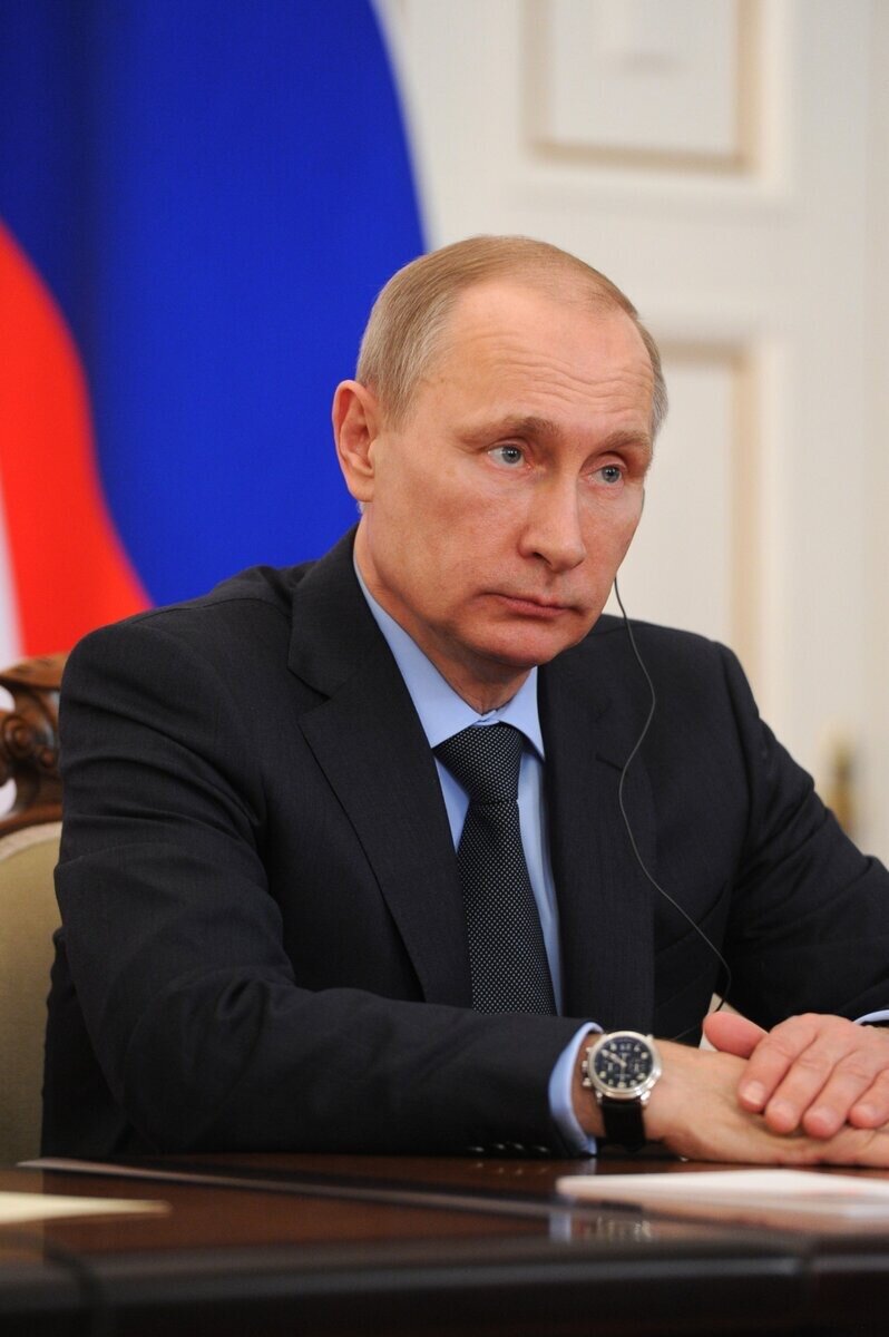 Предполагается, что это поможет снизить возможные риски для заемщиков. Владимир Путин поручил правительству и Банку России до 15 июля разработать и принять закона, который позволит регулировать порядок изменения плавающих ставок и сроков по кредитам населению. Отмечается, что этот же закон должен действовать и на ипотеку. Об этом говорится в перечне поручений на сайте Кремля.
Там же отмечается, что поручение главы государства необходимо выполнить до 15 июля текущего года. Ответственными президент назначил премьер-министра Михаила Мишустина и главу Центробанка Эльвиру Набиуллину.
Напомним, на данный момент в России при кредитовании физических лиц плавающие ставки используются крайне редко, хотя законом они не запрещены. В своем крайнем обзоре финансовой стабильности регулятор предположил, что банки могут быть заинтересованы в выдаче ипотеки на таких условиях из-за общего снижения кредитных ставок на рынке.
