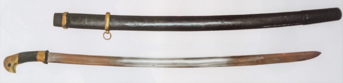 Шашка обр. 1927 года. Длина 985 мм, длина кинка 800 мм, вес 900 г.
