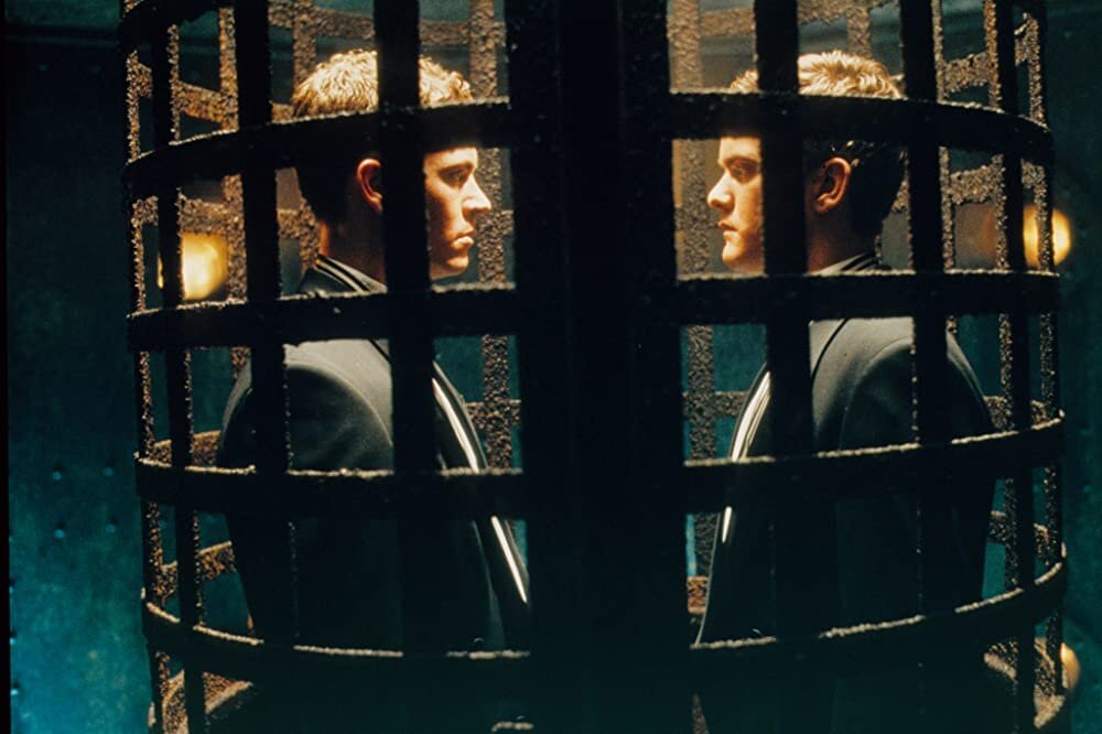 Кадр из фильма The Skulls. Режиссер: Роб Коэн. Оператор: Шейн Хёрлбат. Производство: Cranium Films, Newmarket Capital Group LLC, Original Film, Universal Pictures. Показ в России: West