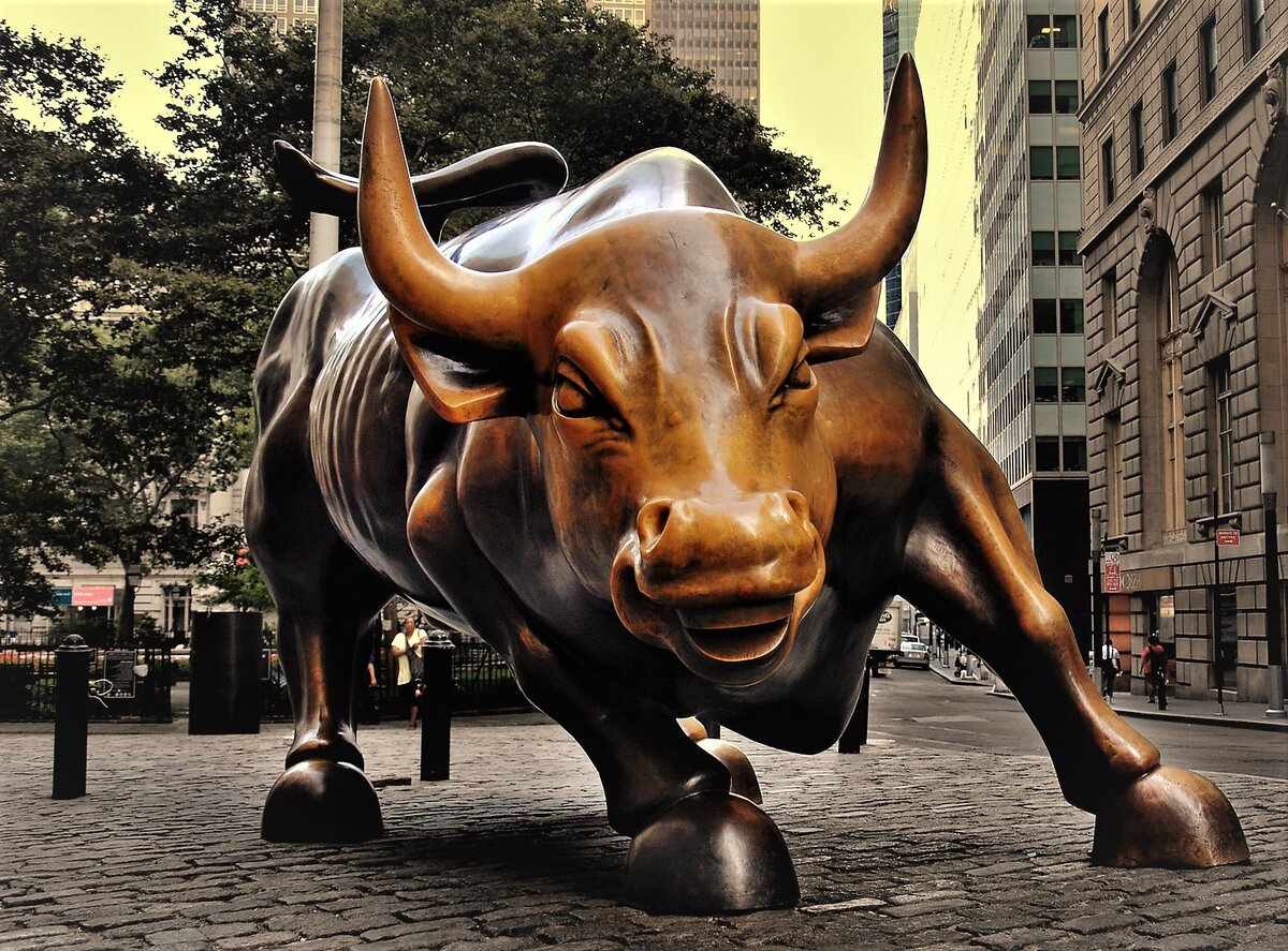 Статуя быка с Уолл-Стрит, одна из самых известных статуй быка посвященная именно торговле на бирже