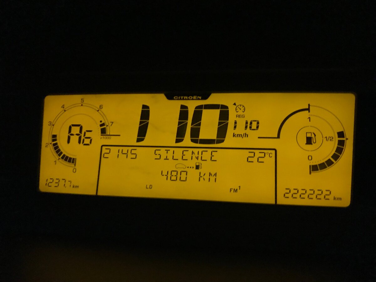 Красивый пробег на одометре, все двойки :) А ещё и +22 ℃