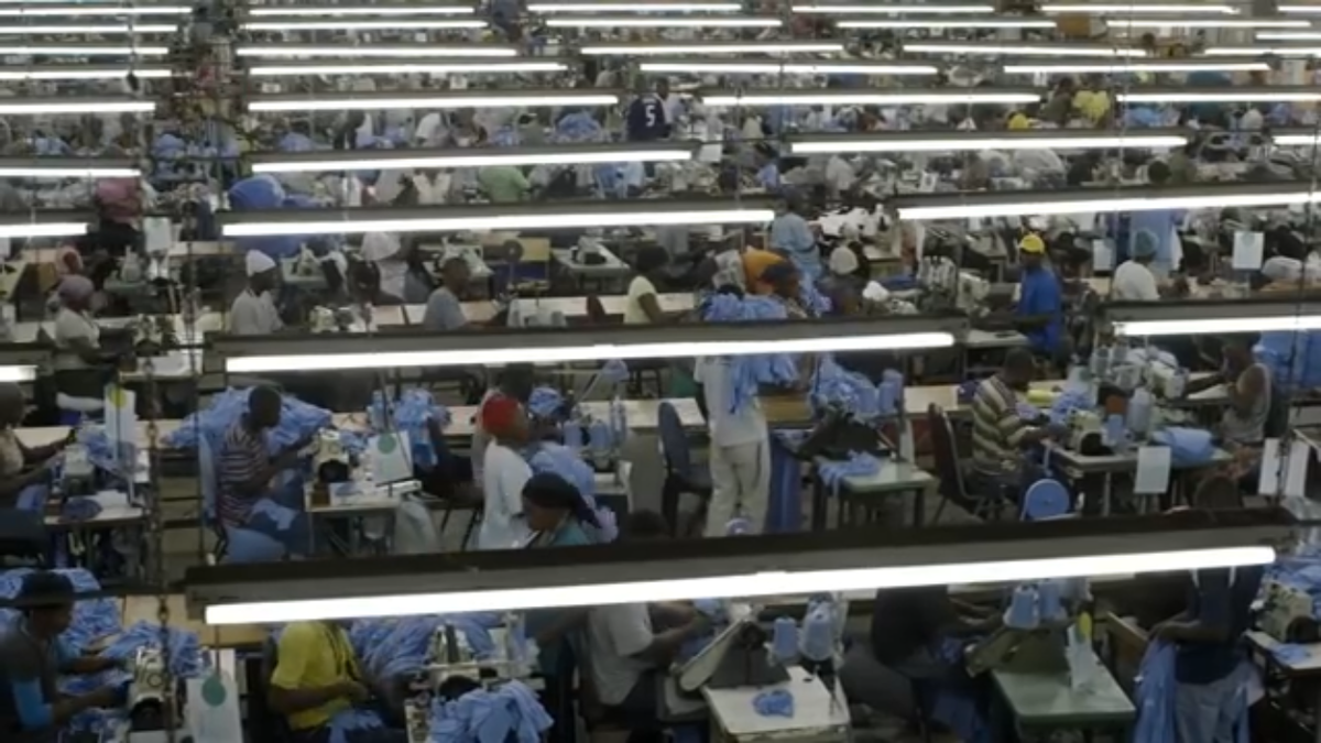 Кадр из фильма “Реальная цена моды»