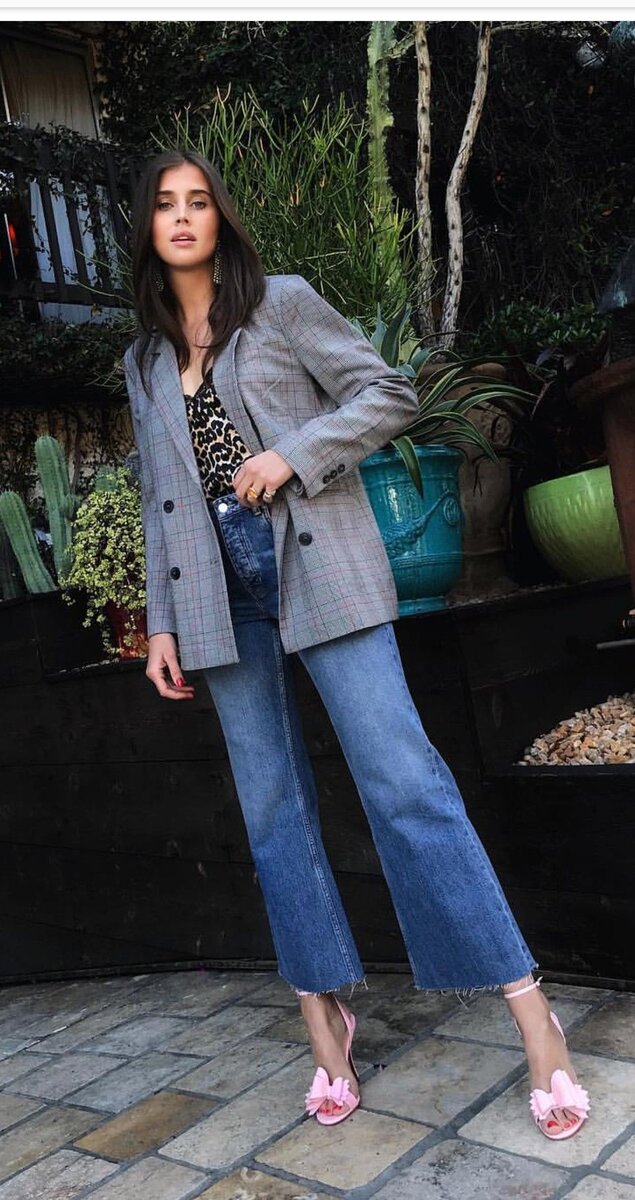 Расклешенные джинсы из 70-х снова в моде. Как и с чем их носить сейчас
