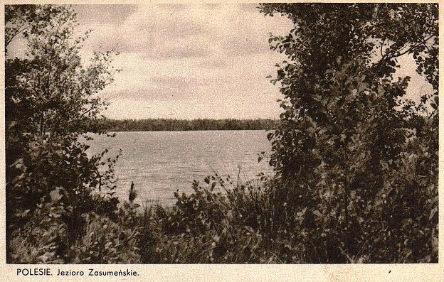 Засуменское озеро в Полесье. Фотокарточка 1930 года, когда Западная Белоруссия входила в состав Польши. Легенды гласят, что в глубоком озере обитают водяные и русалки. Польский писатель Оссендовский Ф. А. в своей книге "В польских джунглях" знакомит читателей с множеством поверий связанных с водоёмами Полесья