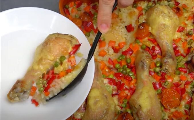 Рис в духовке с голенью курицы. Рис с голенью в духовке. Гарнир к куриным ножкам. Курица запеченная с рисом в духовке. Гарнир к курице.