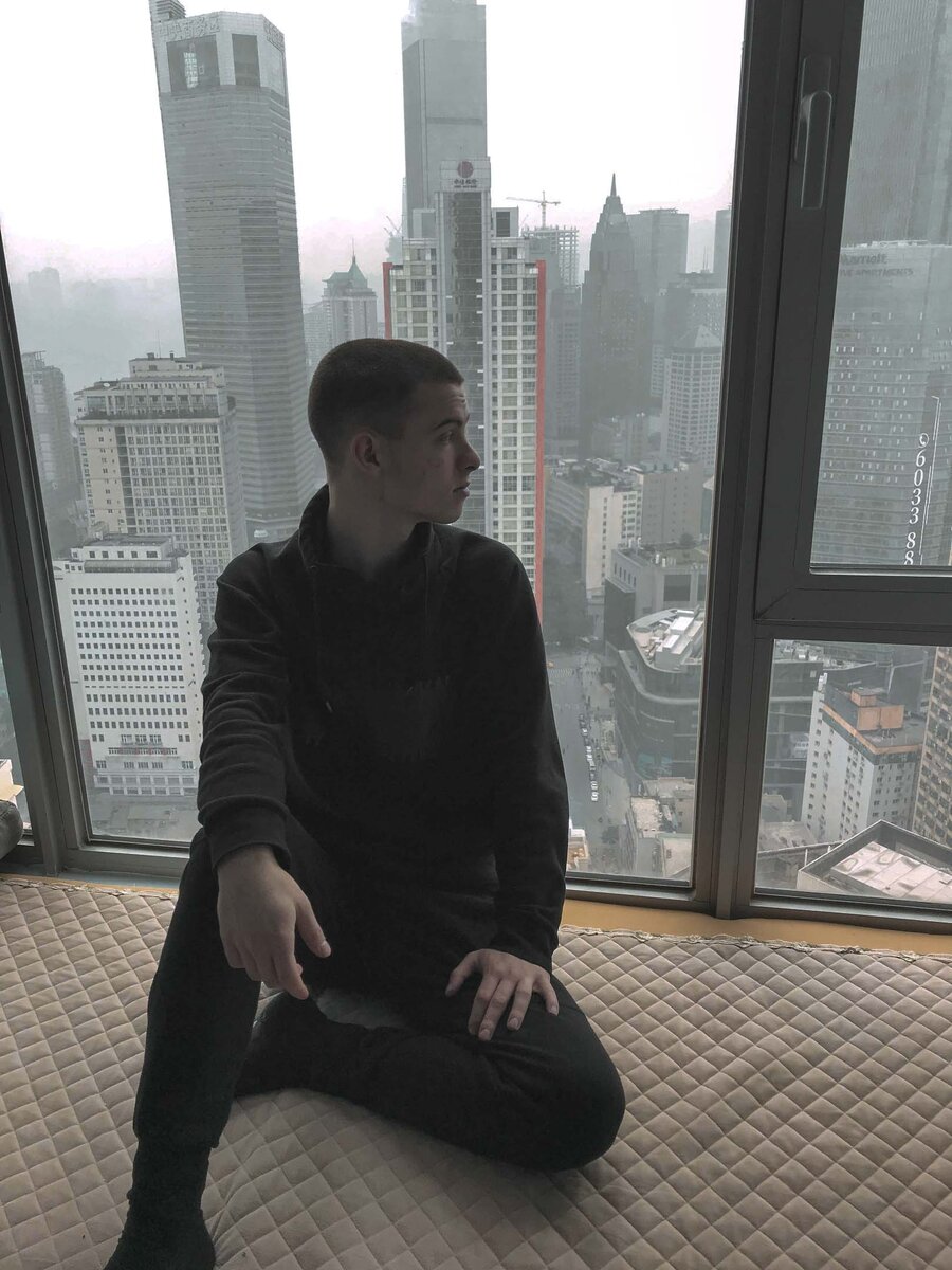 Видите, как печально я смотрю на китайские небоскребы, это все от недостатка родной речи :)