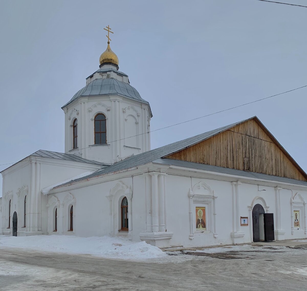 Это старейший храм в городе, мы про него обязательно расскажем в следующих статьях