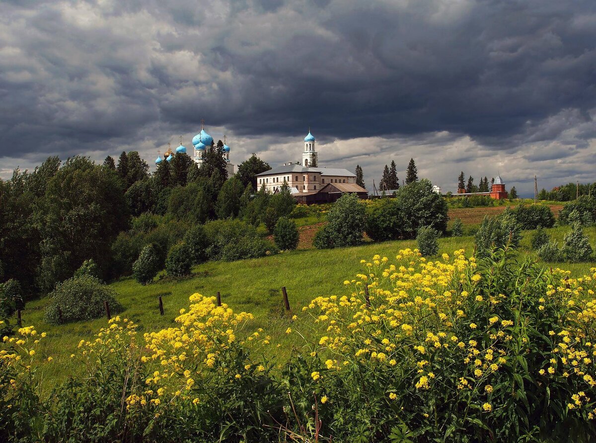 На противоположной стороне озера около села Ножкино расположен Свято-Покровский Аврааимево-Городецкий монастырь