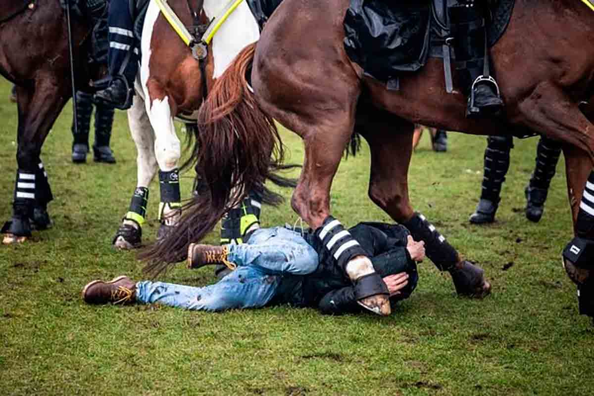 Разгон демонстрации против ввода комендантского часа в Амстердаме