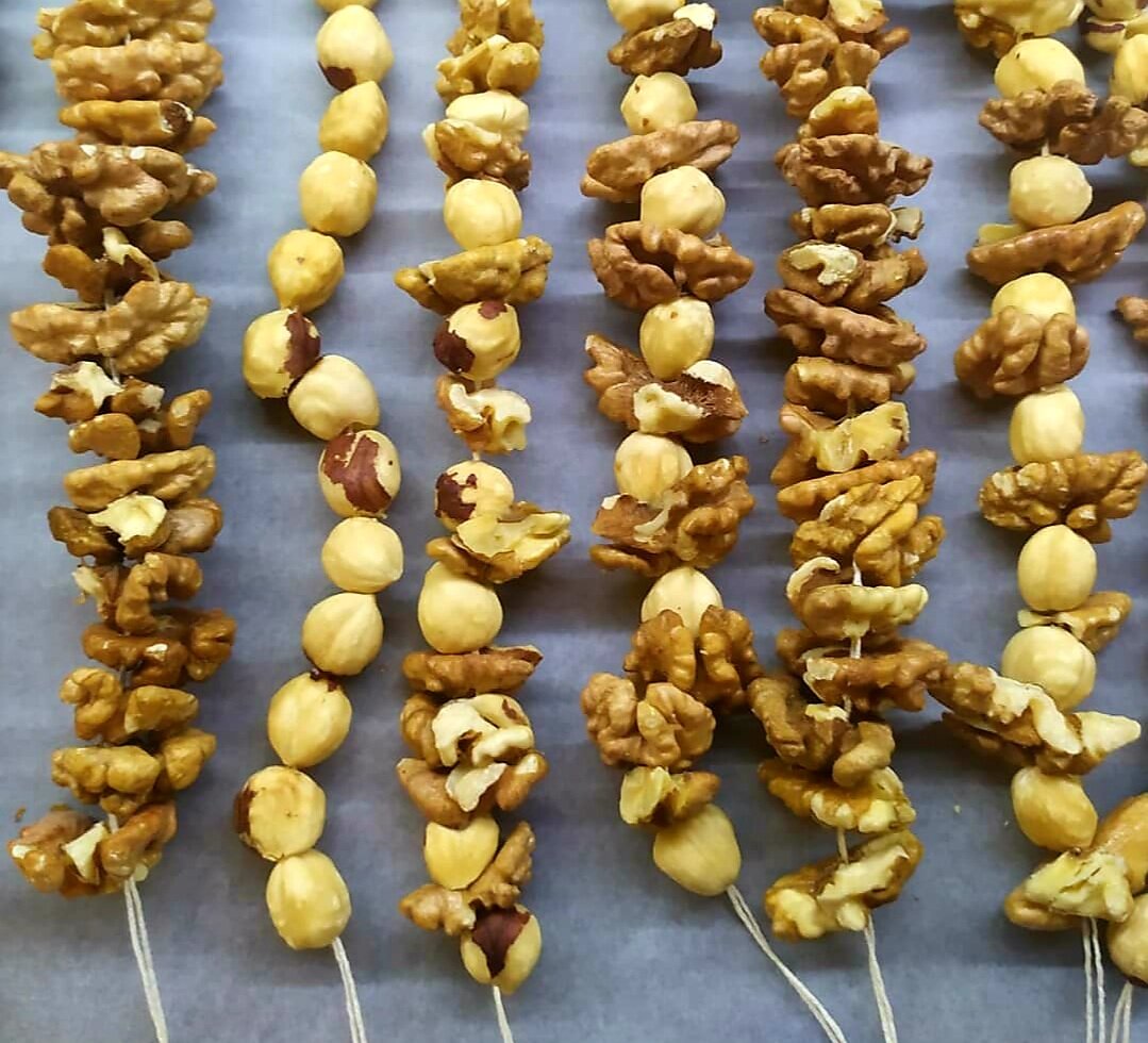 Чтобы изготовить чурчхелу, орехи нанизывают на нитку