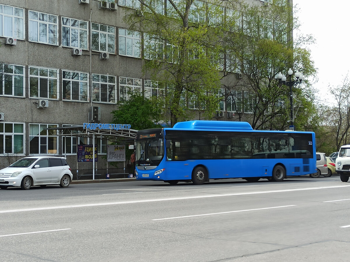Китайский автобус в центре Хабаровска.