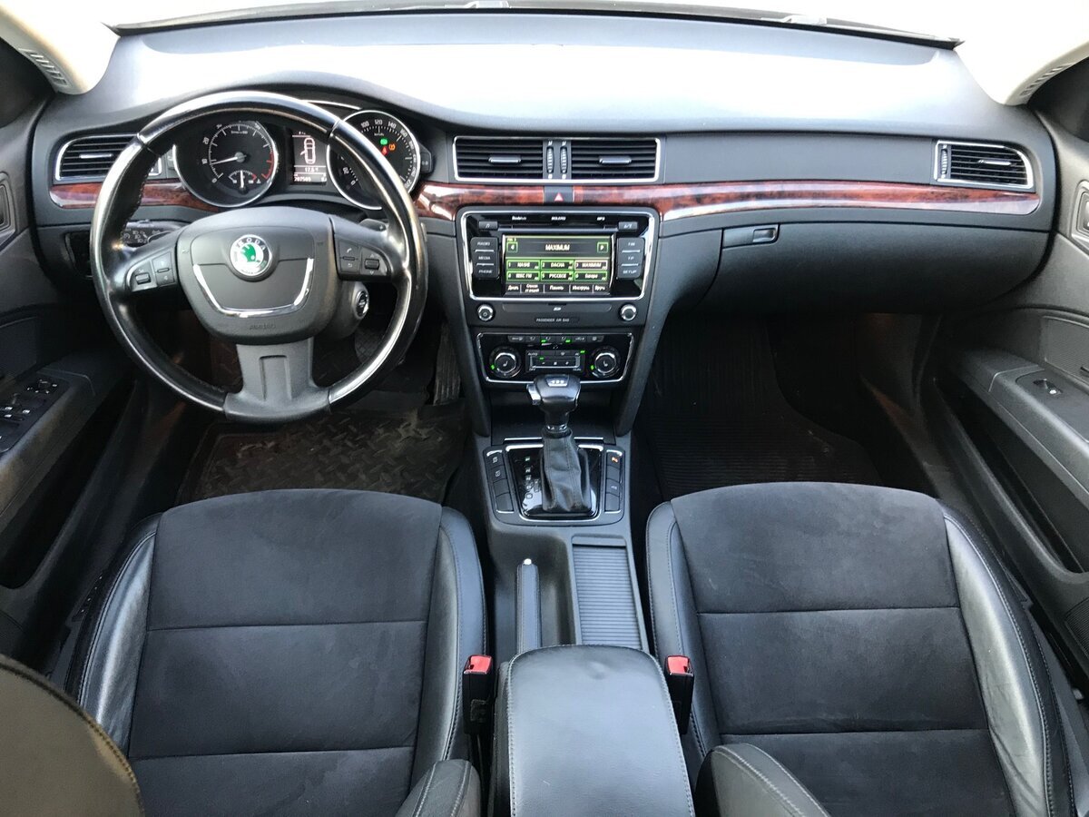 Передние сиденья с качественной отделкой и широким подлокотником (Фото с сайта авто.ру)