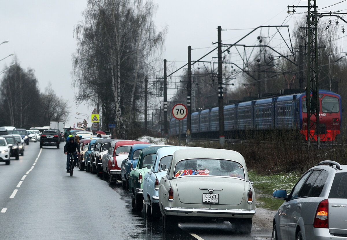 колонна ГАЗ-21 между электричкой и велосипедистом