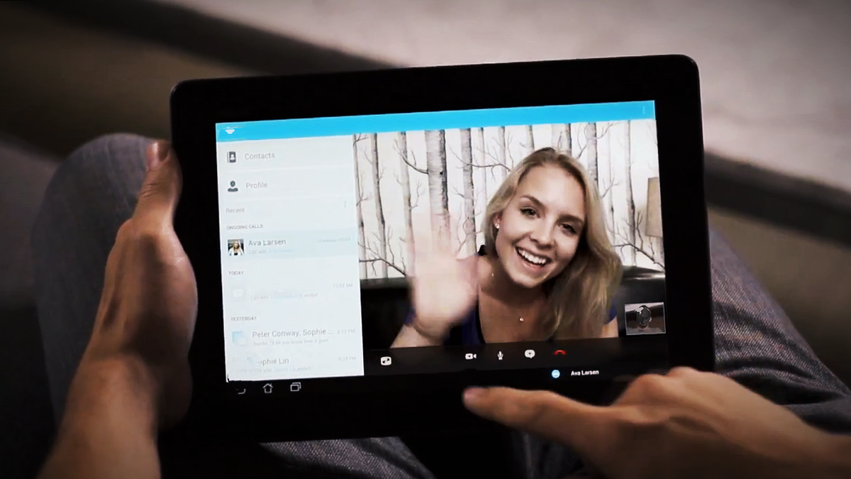 Планшет видеосвязь. Скайп на планшете. Видеозвонок на планшете. Разговор по видеосвязи. Видео чаты для общения с девушками