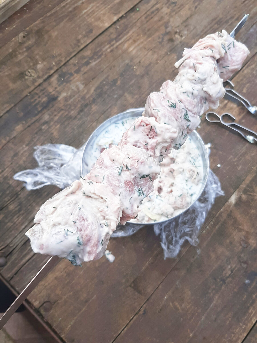 Шашлык из свинины в кефире с зеленью. Фото автора. 