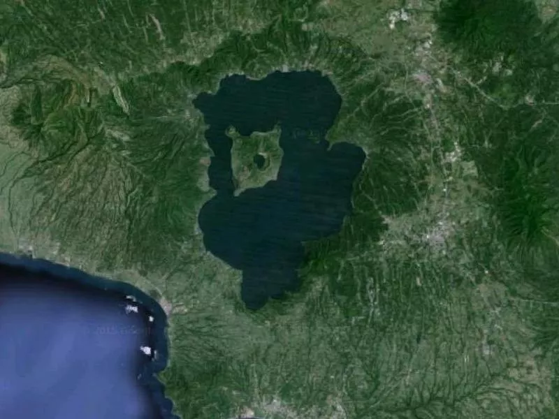 Остров на озере которое находится на острове. Остров Тааль Филиппины. Озеро Тааль. Озеро остров Лусон. Остров вулкан Пойнт.